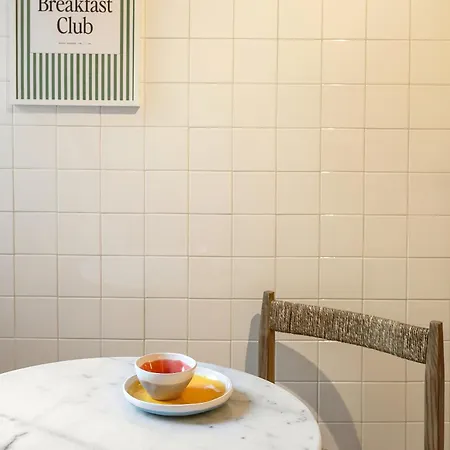 The Traditional Arts Memoir - Balcony At Downtown, 4th-floor No Lift *