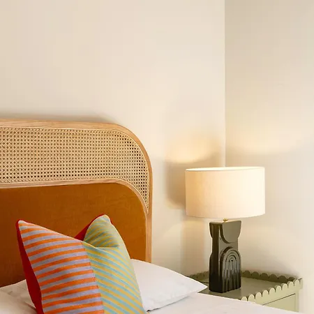 The Traditional Arts Memoir - Balcony At Downtown, 4th-floor No Lift Apartment *