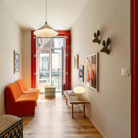 The Traditional Arts Memoir - Balcony At Downtown, 4th-floor No Lift