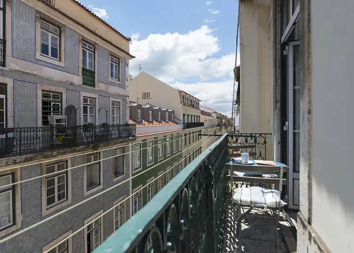 The Traditional Arts Memoir - Balcony At Downtown, 4th-floor No Lift *