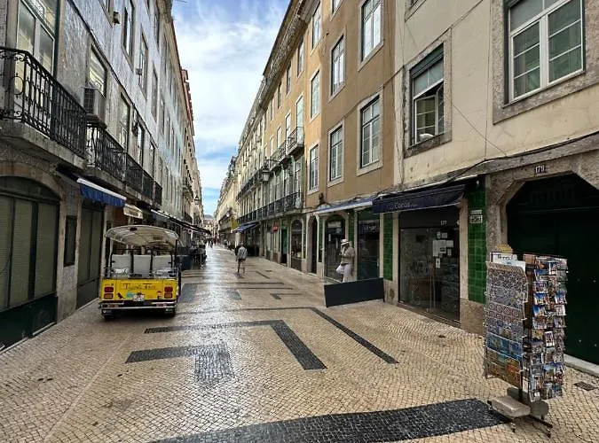 The Traditional Arts Memoir - Balcony At Downtown, 4th-floor No Lift