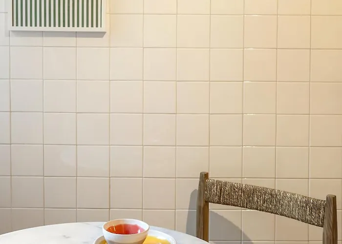 The Traditional Arts Memoir - Balcony At Downtown, 4th-floor No Lift *