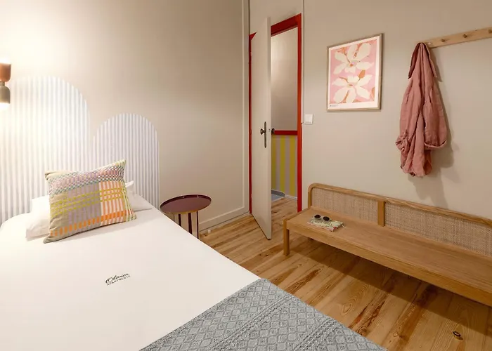 The Traditional Arts Memoir - Balcony At Downtown, 4th-floor No Lift *