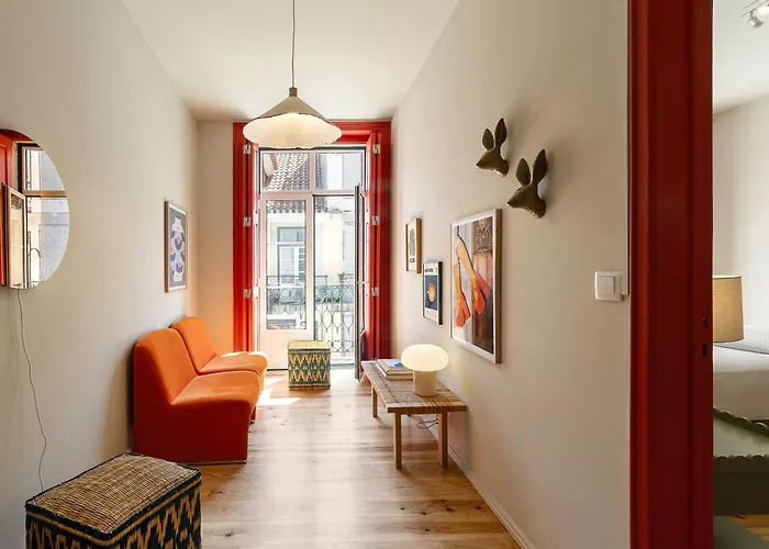 The Traditional Arts Memoir - Balcony At Downtown, 4th-floor No Lift